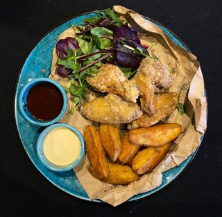 Курячі крильця з картопляними дольками