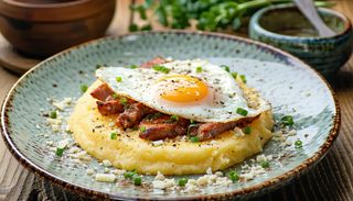 Tochitura cu mamliguta si ou