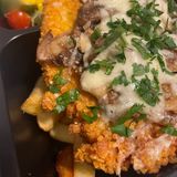 Chrupiący kurczak z serem i pieczarkami z frytkami  i sałatką