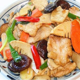 Maiale con funghi e bambù 