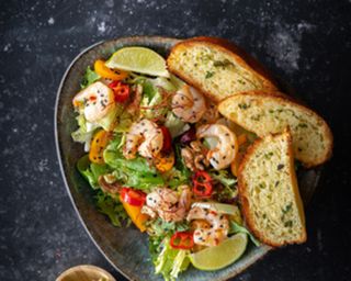 Sałatka z krewetkami i pieczonymi orzechami 250g