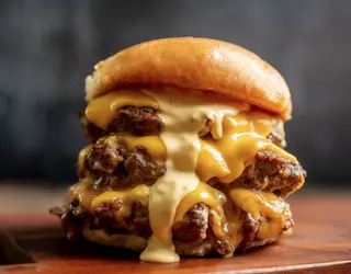 Triple smash burger con patatas