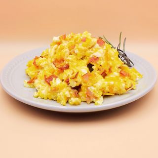 Jajecznica z trzech jaj na szynce z cebulką,pieczywo