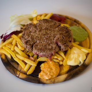 Piatto con hamburger di chianina 