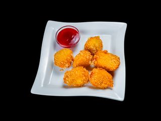 Камамбер фрі з ягідним соусом