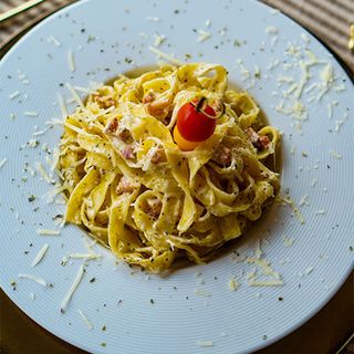 ფეტუჩინი ალფრედო ბეკონით 