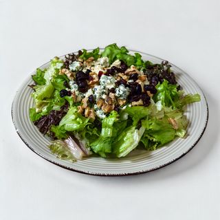 Салата със синьо сирене и орехи (300г)