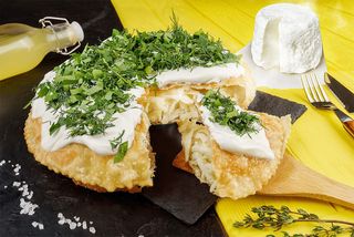 Чебурек-пирог курица с моцареллой и аджикой (400 гр.)