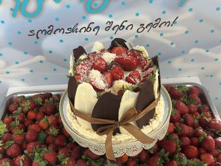 ტორტი -პრიმავერა მარწყვი და რაფაელო  12 ნაჭრიანი 