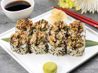 Теплий рол з вугрем і зеленою цибулею