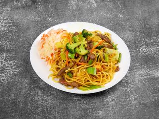 Makaron smażony z wołowiną