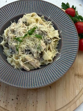Паста с курицей и грибами