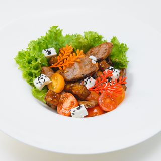 Теплий салат з телятиною і карамелізованими баклажанами (265г)