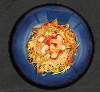 Spaghetti di riso con frutti di mare