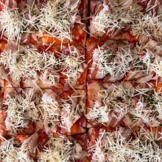 Guanciale/ cebula/ pecorino Romano 