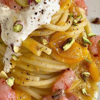 Busiate con pesto di pistacchio, guanciale e stracciatel