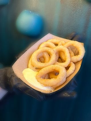 Цибулеві кільця з Пармезаном і Соусом