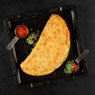 Соковитий чебурек з ягням та сальсою (250г)