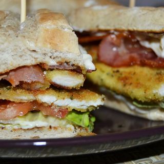 Serranazo Empanado Con Patatas Y Salsa A Elegir