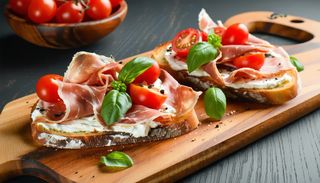 Բրուսկետտա պրոշյուտո, պանրի խյուս, չերրի լոլիկ, բազիլիկ