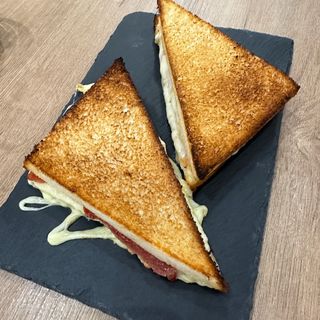 2 Triangulos de Tostado de Jamon Cocido y Queso