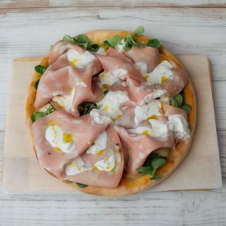 Pizza de mortadella de Bologna, canónigos y burrata trufada
