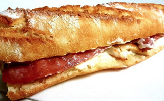 Bocadillo De Pechuga De Pollo Y Bacon