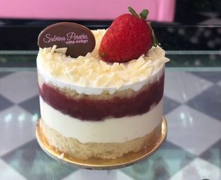 Mini Bolo Ninho com Geleia de Morango Artesanal