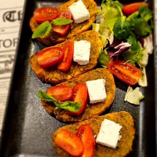 БРУСКЕТИ С ЧЕРИ ДОМАТЧЕТА  МАСЛИНОВА ПАСТА И СИРЕНЕ