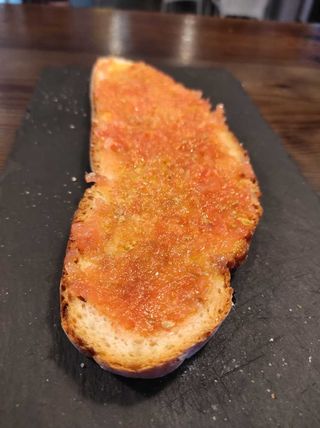 Tostada De Aceite de oliva virgen extra Y Tomate Natural rallado