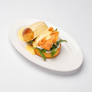 Бенедикт с лососем