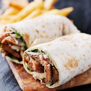 Durum de ternera con lechuga, tomate y salsas