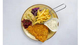 Dorsz w chrupiącej panierce z sosem tatarskim, frytki, mix sałat/zestaw surówek