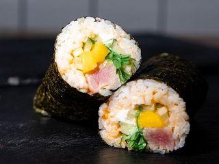 Рол Фірмовий з тунцем та манго (340g)