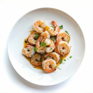 Скариди в масло, копър, чесън и перно