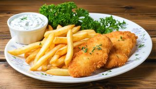 Şnitel piept de pui cu cartofi pai și sos tzatziki