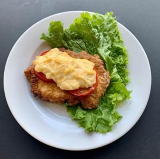 Отбивная куриная с помидорами и сыром (120 гр.)