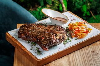 Стейк Тибон с маринованной капустой