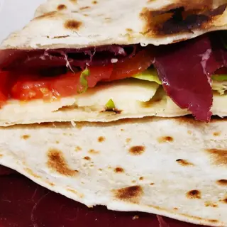 Piada bresaola, rucola e grana