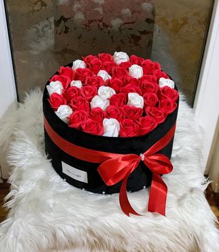 Cutie 50 trandafiri albi si rosii