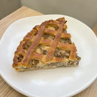 Пирог с курицей и грибами кусочек