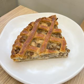 Пирог с курицей и грибами кусочек