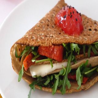 Crepe De Queso De Cabra Con York Y Tomate Cherry