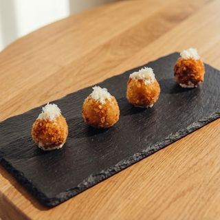 Selección mixta de croquetas de jamón y cuatro quesos (4 uds.)