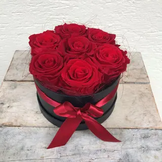 Boîte Ronde de 9 Roses – Un Cadeau Raffiné et Intemporel