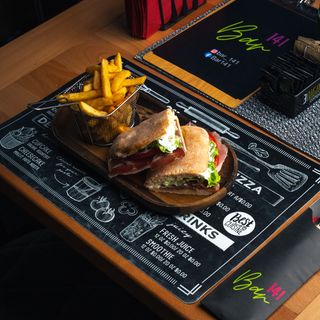 Sendvič sa pršutom i pomfrit  350gr