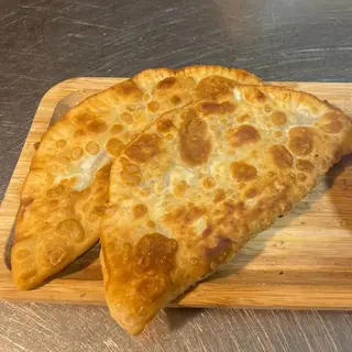 Cheburek con queso (2 uds.)