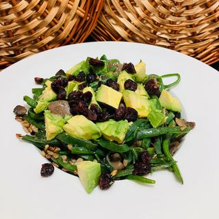 Vainas al dente con surtido de setas