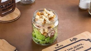 Салат з запеченою куркою та свіжими печерицями 