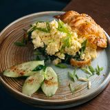კვერცხი-სკრემბლი კრუასანში ისპანახით/Scrambled eggs on a croissant with spinach